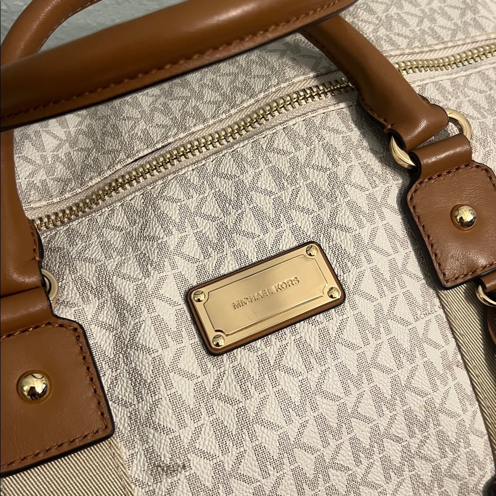Michael Kors Cream and Tan Weekender Bag - Picture 2 of 11